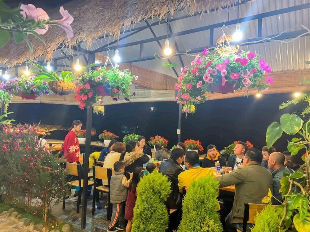 An Sơn Hồ mang đến không gian picnic lý tưởng có hoa nở rực rỡ và khung cảnh thơ mộng, tạo nên những khoảnh khắc thư giãn trọn vẹn (Nguồn: Fanpage An Sơn Hồ)